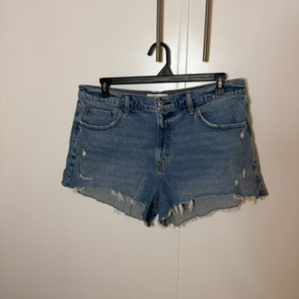 Abercrombie & Fitch - The Mom Short High Rise